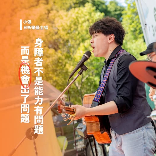 創作歌手的吳博強首創開放call in的方式，讓聽眾打進來點歌，現場熱鬧非凡。